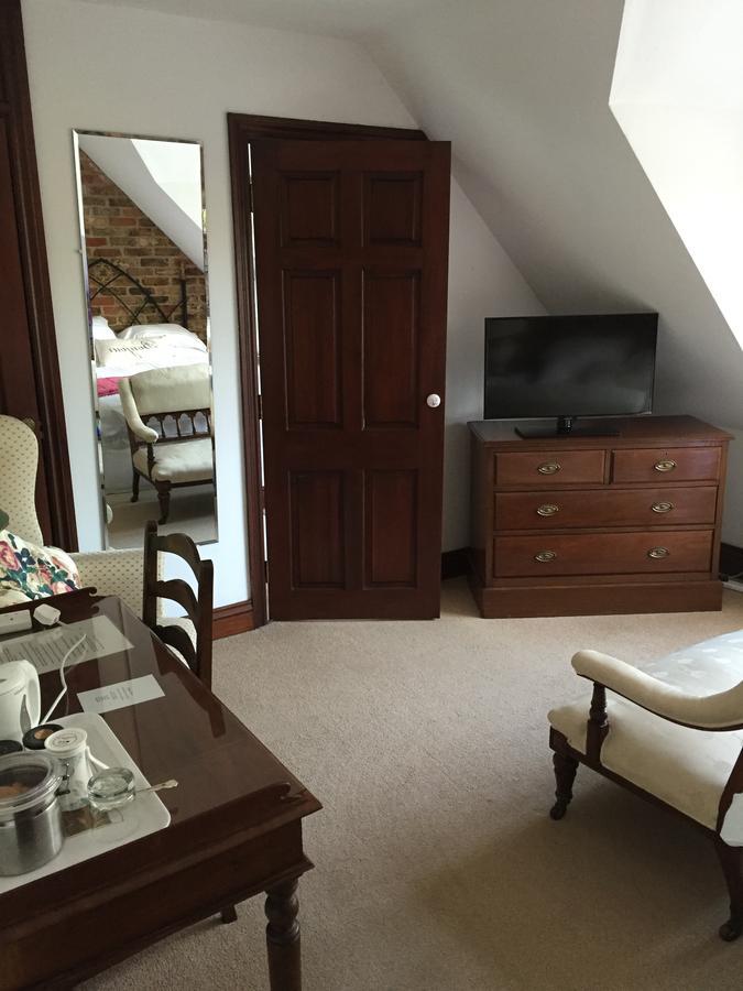 Tudor Place Bed & Breakfast Уинерш Екстериор снимка